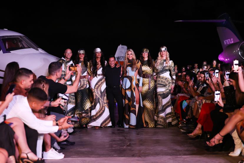 El desfile del diseñador Luis Antonio, al centro junto a sus modelos, cerró este pasado sábado la jornada de la décimo séptima edición de San Juan Moda.