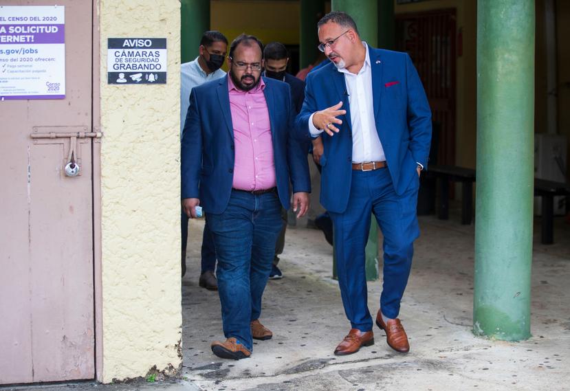 El secretario de Educación federal, Miguel Cardona conversa con el secretario interino de Educación local, Eliezer Ramos Parés durante un recorrido en una escuela en Corozal cuando Cardona estuvo en la isla en junio pasado.