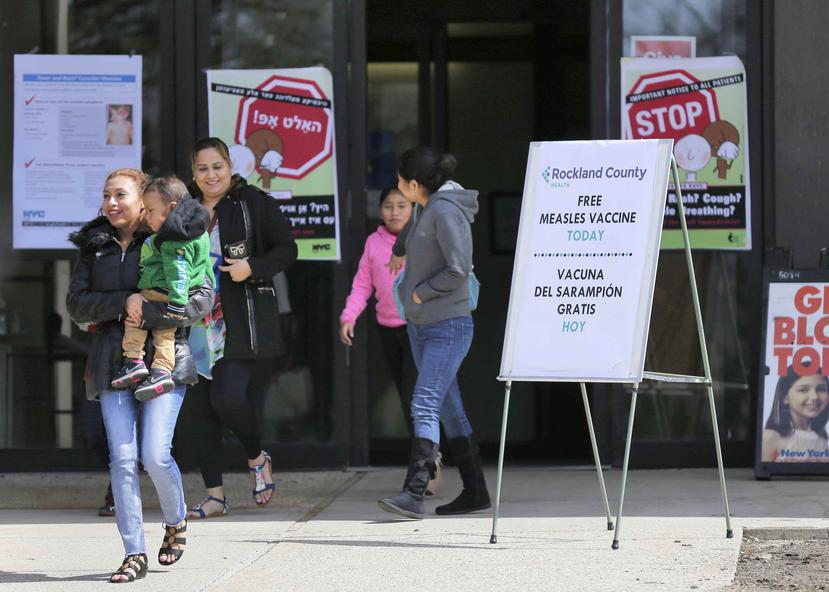 En esta imagen del 27 de marzo, se ven letreros anunciando vacunas gratuitas contra el sarampión en el Departamento de Salud del condado de Rockland, Nueva York. (AP)