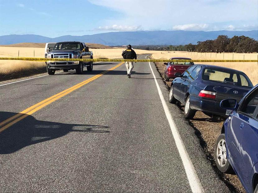 Efectivos de la policía de California investigan el área en la que Kevin Neal abrió fuego con un rifle y dos pistolas. (Jim Schultz/The Record Searchlight vía AP)