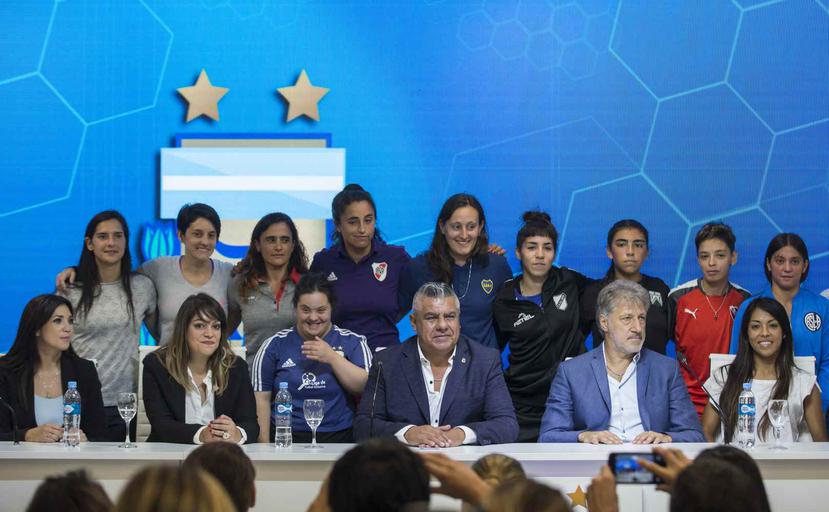 La Asociación del Fútbol Argentino realizó el anunció junto a varias jugadoras argentinas. (AP/Daniel Jayo)