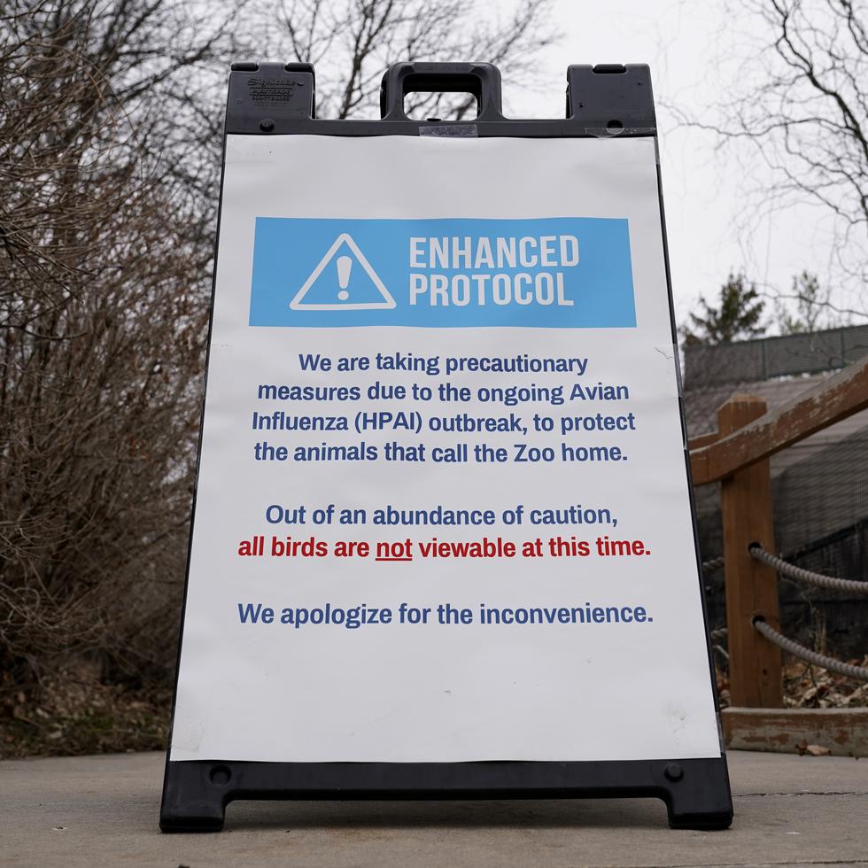 Un cartel indica a los visitantes que la exhibición de aves está cerrada en el zoológico Blank Park en prevención por un brote de gripe aviar, en Des Moines, Iowa.