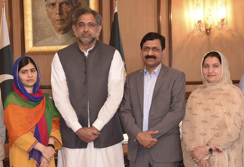En la foto se observa a Malala Yousafzai, junto al  primer ministro paquistaní, Shahid Khaqan Abbasi, y sus padres, durante la visita realizada a Pakistán. (AP)