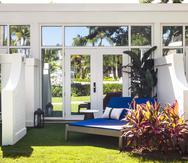 Una terraza privada aislada proporciona acceso directo y exclusivo a la piscina Well & Being y a los hermosos jardines de la propiedad.