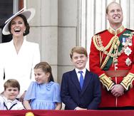 Kate Middleton, la duquesa de Cambridge, el príncipe Louis, la princesa Charlotte, el príncipe George y el príncipe William miran desde el balcón del Palacio de Buckingham durante el desfile aéreo del año pasado.