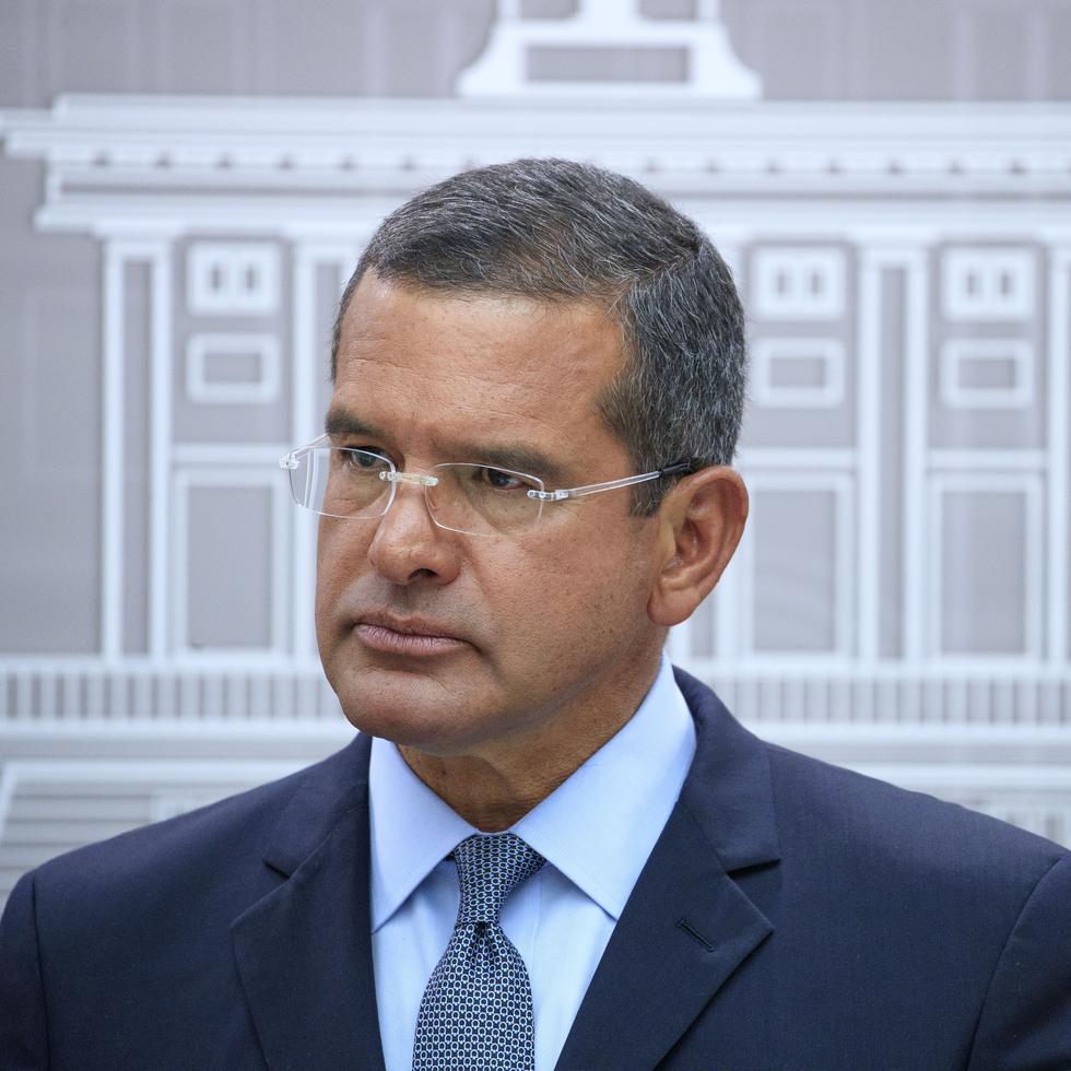El gobernador Pedro Pierluisi durante la conferencia de prensa en la que anunció el uso de los fondos federales.