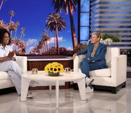 En esta fotografía proporcionada por Warner Bros., la anfitriona de programa de tertulia Ellen DeGeneres con la invitada Oprah Winfrey durante la grabación de "The Ellen DeGeneres Show" en los estudios Warner Bros. en Burbank, California el 26 de abril de 2022, el programa se transmitirá el 24 de mayo. DeGeneres se despedirá de su programa matutino tras 19 años al aire el 26 de mayo de 2022. (Michael Rozman/Warner Bros. via AP)