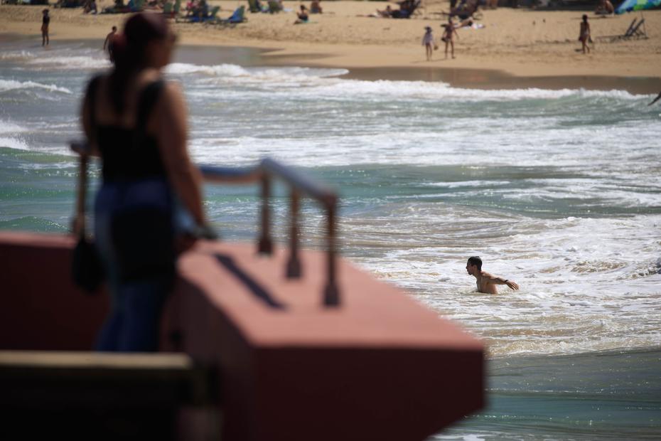 La alerta avisaba originalmente sobre dos menores que “se encontraban en la orilla” de la playa y ambos “fueron arrastrados por la corriente”, indica el informe policiaco.