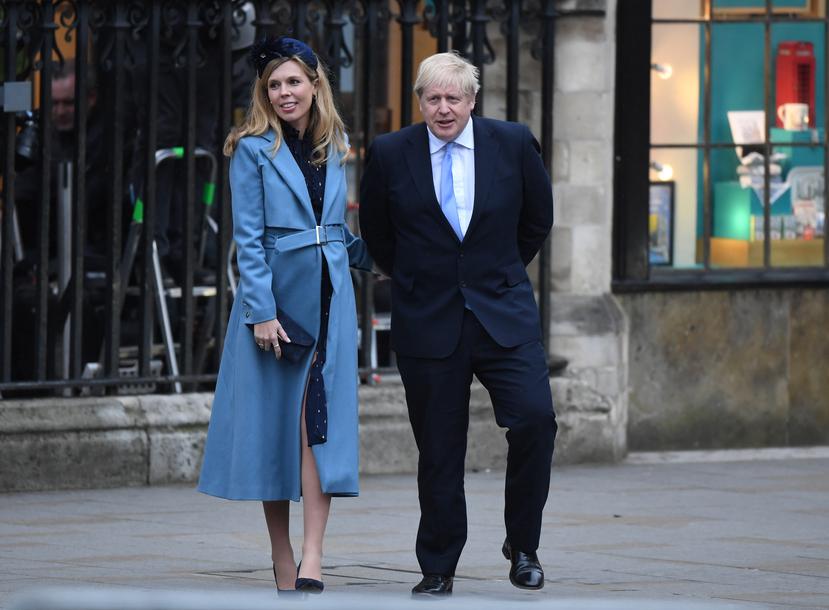 El primer ministro británico, Boris Johnson, junto a su pareja, Carrie Symonds en una foto tomada el pasado mes cuando salían de la Capilla de Westminster, en Londres. (Foto: EFE)