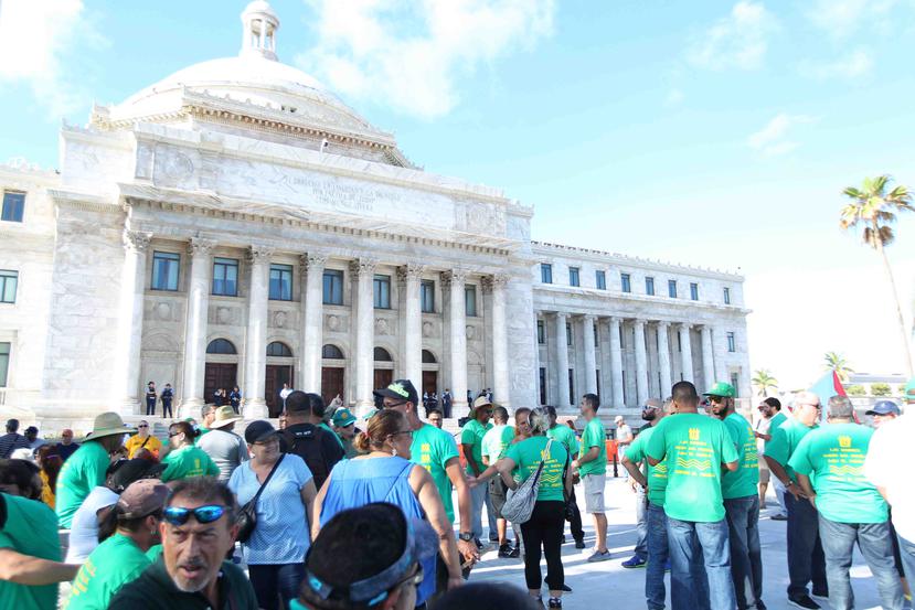 Los trabajadores comenzaron a llegar, desde las 6:00 de la mañana, al área de la plazoleta del ala norte de la “Casa de las Leyes”.