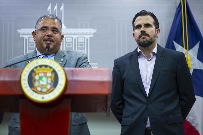 El secretario de Salud, Rafael Rodríguez Mercado, junto al gobernador Ricardo Rosselló.