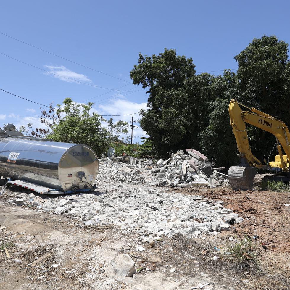 El Nuevo Día pudo observar el tanque y la excavadora junto a los escombros en uno de los predios de la calle 25 de la urbanización Puerto Nuevo.