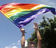 MED705. MEDELLÍN (COLOMBIA), 01/07/2018.- Un hombre agita una bandera LGBTI durante la marcha del orgullo gay hoy, domingo 1 de julio de 2018, en Medellín (Colombia). En medio de un ambiente festivo, decenas de personas marcharon hoy en varias ciudades de Colombia en la celebración del Día del Orgullo Gay en el que reclamaron eliminar toda discriminación y defender los derechos de todas las personas. EFE/Luis Eduardo Noriega A.

