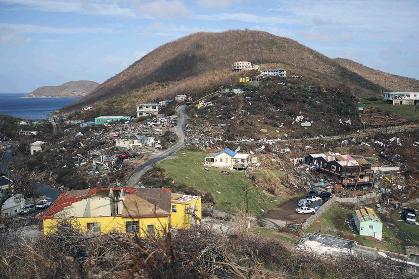 Imágenes de los preparativos que se realizaban ayer en Dominica ante el paso de María. (AP)