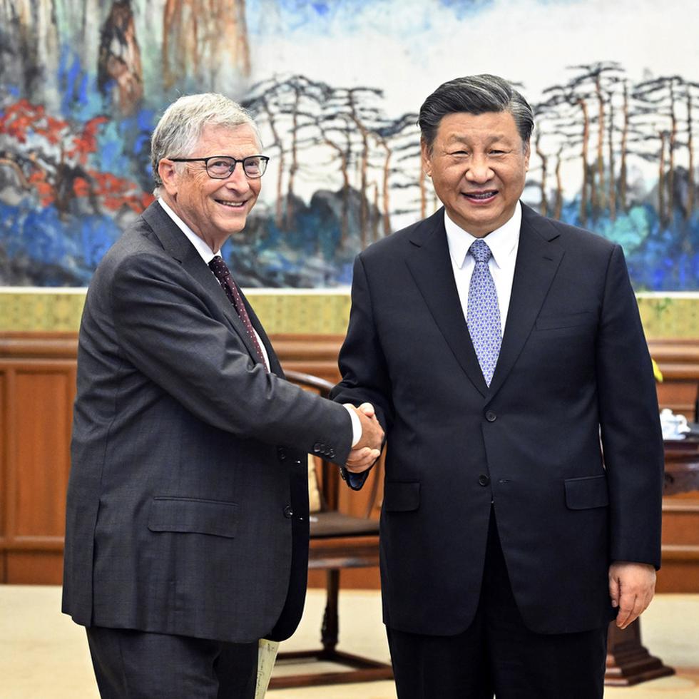 En esta imagen, distribuida por la agencia noticiosa estatal china Xinhua, Bill Gates (izquierda) se reúne con el presidente de China, Xi Jinping, en Beijing, el 16 de junio de 2023. (Yin Bogu/Xinhua vía AP)