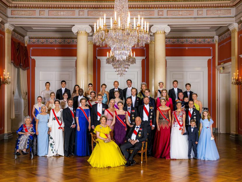 Un variado grupo de representantes de las monarquías del mundo.