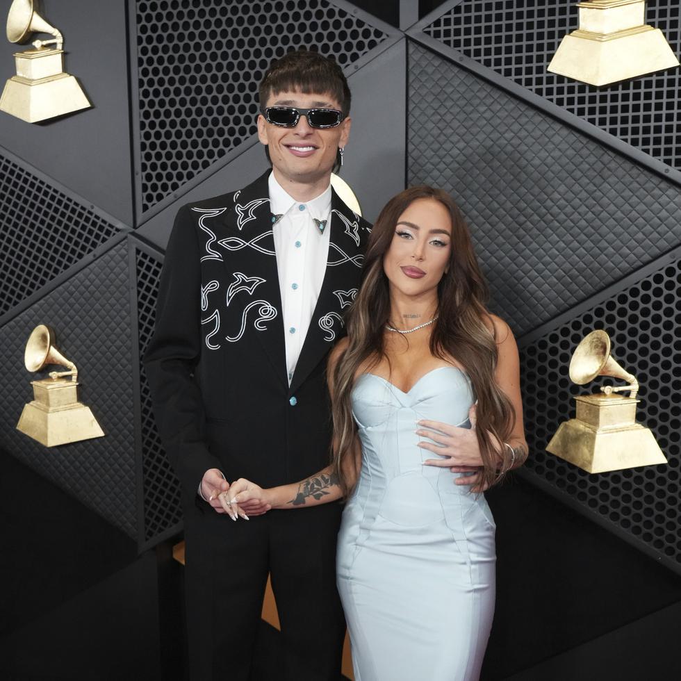 Peso Pluma y Nicki Nicole en la 66 entrega de los Premios Grammy Awards.