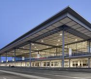 El nuevo Aeropuerto Willy Brandt, de Berlín, La inauguración, originalmente planificada para mayo de 2012 tuvo que ser aplazada en siete ocasiones lo que ha generado un aumento de los costos.
