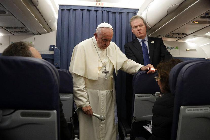 El papa Francisco, durante una conferencia de prensa realizada en el avión que lo traslada desde Irlanda hasta Roma. (AP)