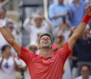 Novak Djokovic celebra tras conseguir el punto final que le dio la victoria sobre Casper Ruud en la final del Abierto de Francia.