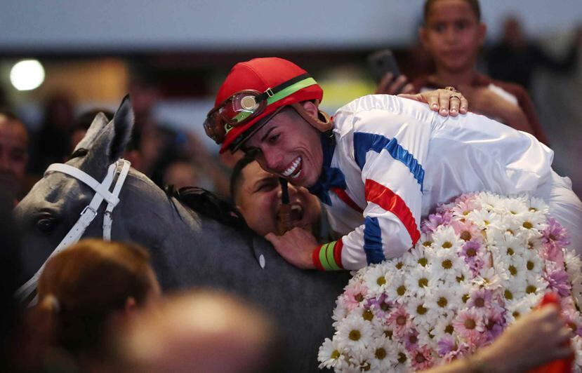 El jinete Irad Ortiz celebra luego de ganar la edición número 46 del Clásico Día de Reyes en el Hipódromo Camarero.