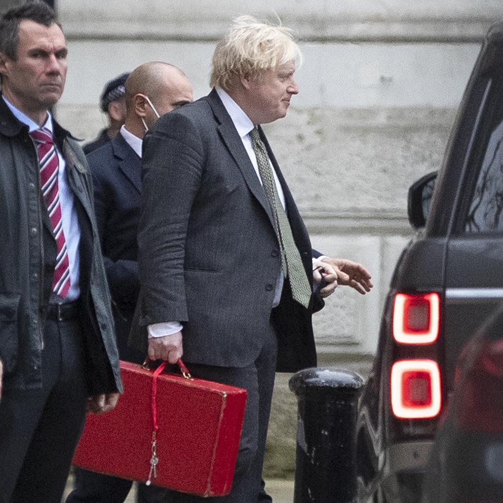 El primer ministro británico Boris Johnson sale de Downing Street en Londres.