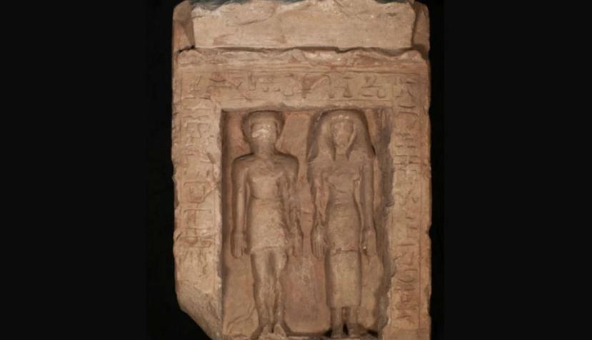 La talla en piedra representa a una pareja, que incluía inscripciones con sus nombres y ocupaciones. (Tell Edfu Project 2018)
