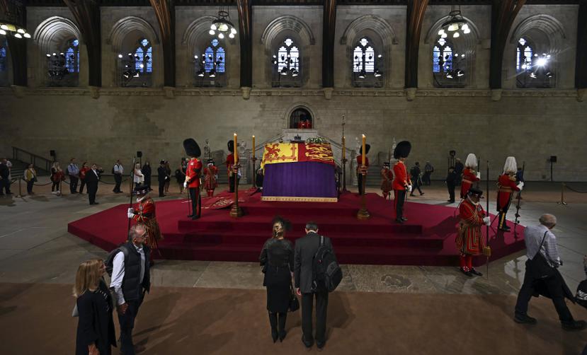 El protocolo establece que militares de la guardia real, de la infantería o del regimiento de caballería de la Casa Real, velan los restos mortales de la difunta monarca.
