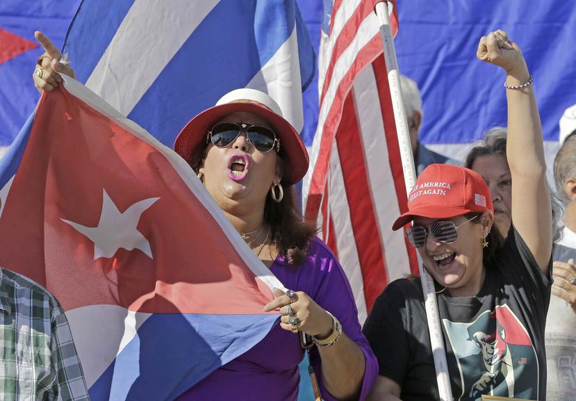 Parados en una esquina tradicional del vecindario Pequeña Habana, frente a uno de los restaurantes donde suelen acudir los políticos a cortejar a votantes cubanos-estadounidenses, los exiliados festejaban al grito de "USA USA" y "Viva Trump".