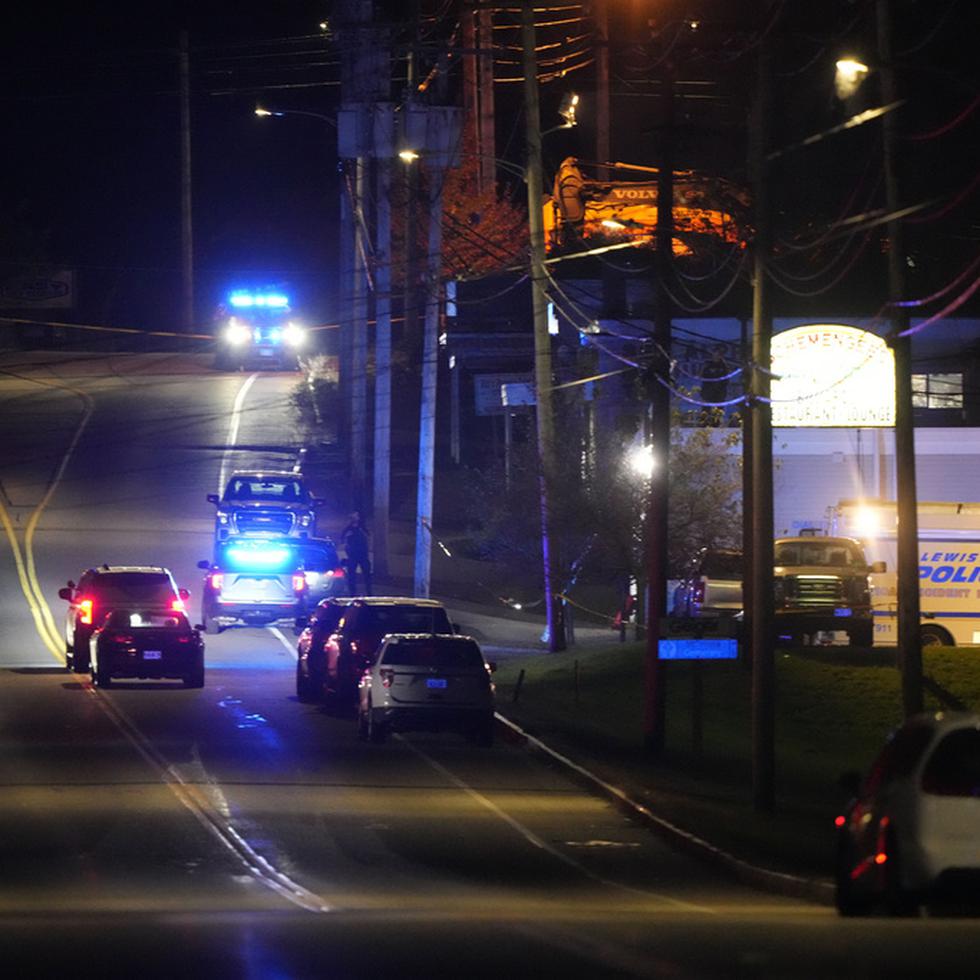 Un hombre mató a disparos a al menos 18 personas en un restaurante y una bolera en Lewiston, Maine, el miércoles y luego se dio a la fuga en plena noche.