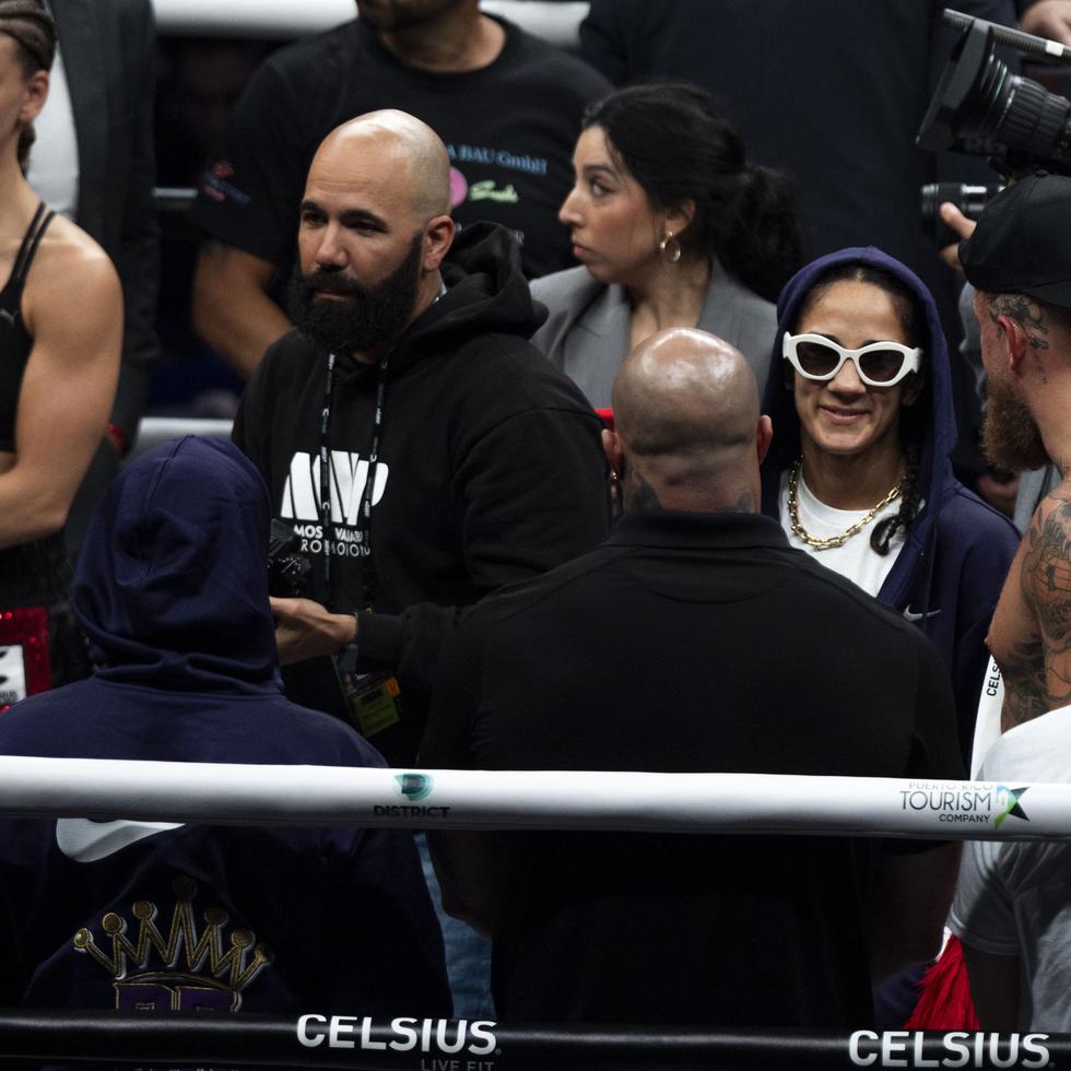 Amanda Serrano luce decepcionada tras anunciar al público que no podría pelear tras sufrir una lesión en un ojo antes de comenzar el combate de campeonato.