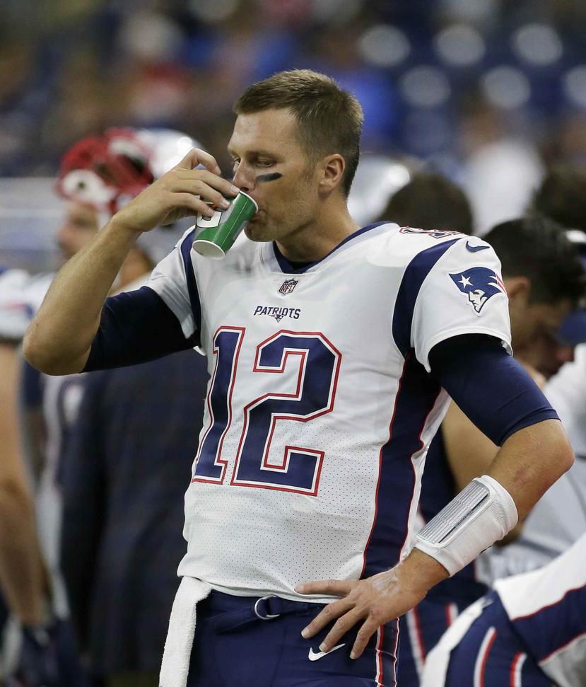En esta foto del 25 de agosto del 2017, el quarterback de los Patriots de New England Tom Brady (12) toma una bebida durante la segunda mitad de un partido de pretemporada de la NFL. (AP)