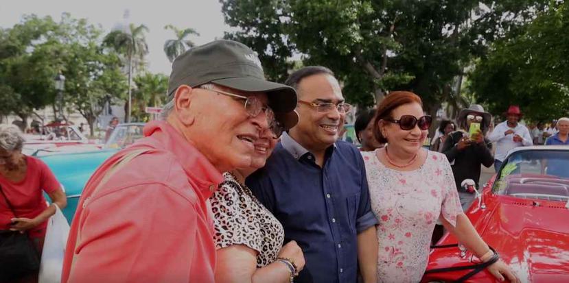 El artista Gilberto Santa Rosa posa junto a su fanaticada en Cuba. (Benjamín Morales Meléndez)