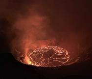 En esta fotografía del 28 de diciembre de 2020 proporcionada por el Servicio Geológico de Estados Unidos se muestra una erupción en el volcán Kilauea de Hawaii.
