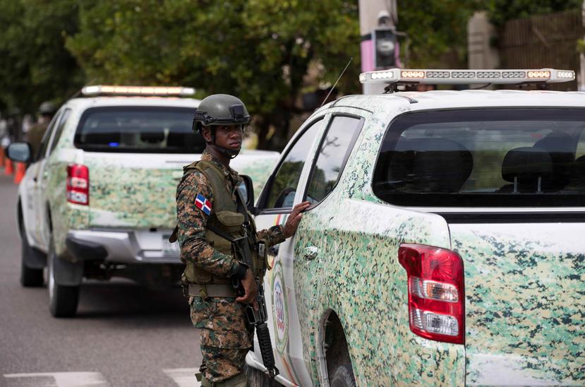Policías y militares mantienen un cordón de seguridad en las inmediaciones del Congreso Nacional dominicano. (EFE)
