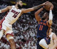 Caleb Martin, delantero del Heat de Miami, bloquea un intento al canasto de Jalen Brunson, de los Knicks de Nueva York en el tercer partido de las semifinales de la Conferencia del Este en la NBA.