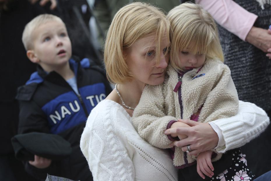 Una mujer abraza a su hija en uno de los monumentos improvisados para las víctimas de Sandy Hook, el 17 de diciembre de 2012.
