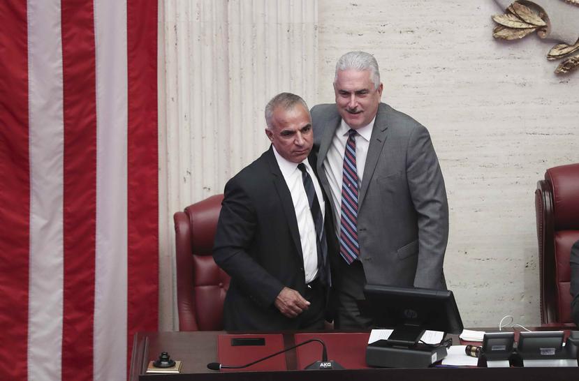 Lorenzo González Feliciano junto al presidente senatorial Thomas Rivera Schatz durante la sesión del Senado para confirmar su nombramiento.