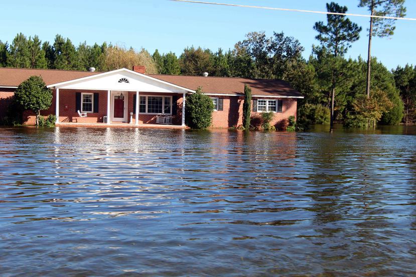 Una casa inundada por agua por los efectos del paso del huracán Matthew en Fayetteville, en el condado Cumberland, Carolina del Norte.