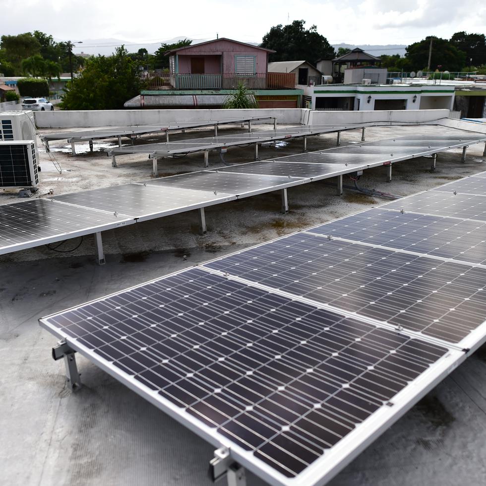 Para el 2017, dijo Pérez, existían unos 2,500 sistemas de placas solares instalados en el país. Esta cifra actualmente asciende a 60,000, estimó.