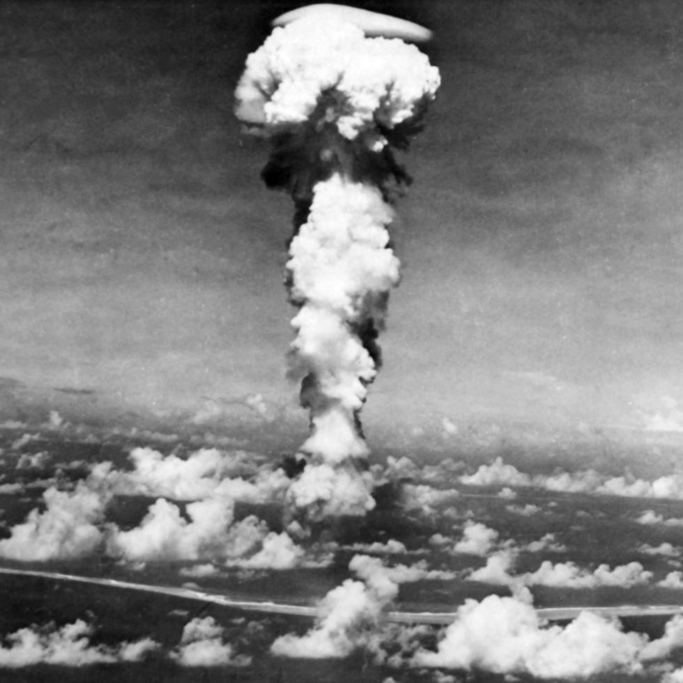 Fotografia del hongo nuclear realizada desde el mismo bombardero B-29 que arroj&#243; la bomba at&#243;mica sobre la ciudad de Hiroshima. La bomba caus&#243; la muerte a m&#225;s de 140.000 personas y puso fin a la II Guerra Mundial tras la rendici&#243;n incondicional de Jap&#243;n. EFE/INTERNATIONAL NEWS PHOTOS/Archivo
