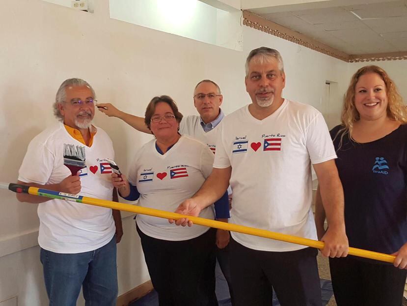 Lior Haiat, cónsul general de Israel en Miami, al frente en la foto, estuvo de visita esta semana en la isla para traer una serie de donativos, y visitar algunos lugares que impactarían con ellos, como ASPIRA de Puerto Rico. (Suministrada)