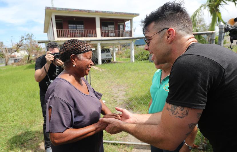 Ricky Martin saluda a Rosa Dávila, residente en Loíza.
