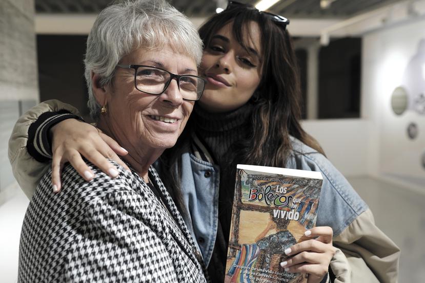 El libro de Mercedes Rodríguez cuenta la historia de una mujer que se separa de su esposo después de muchos años de matrimonio. En la foto, junto a su nieta, Camila Cabello.