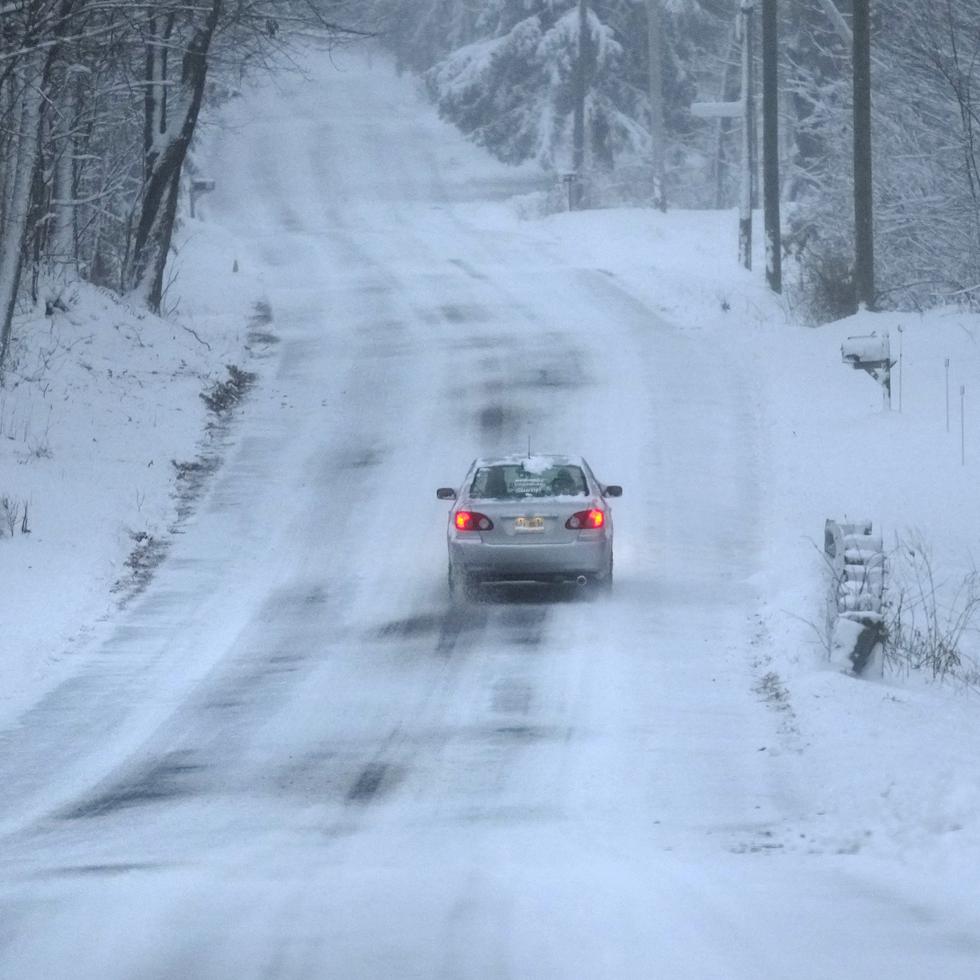 Escena de la tormenta invernal en Derry, Nueva Hampshire, el 7 de enero de 2024.
