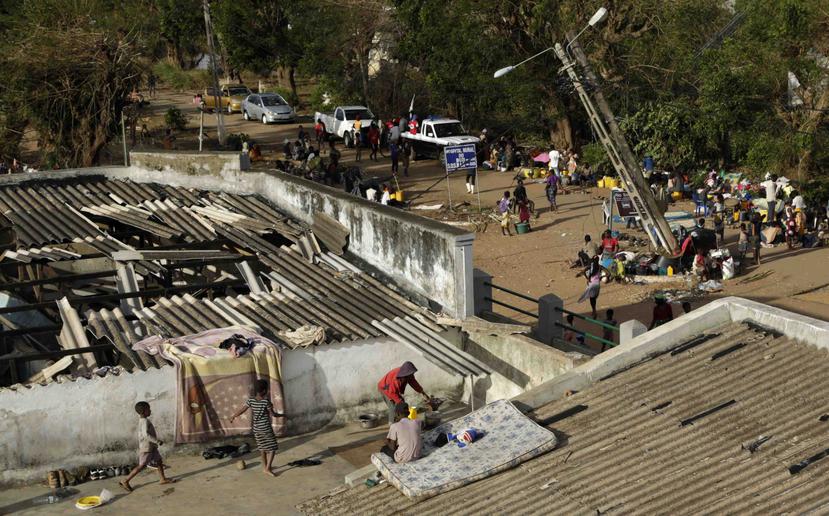 Familias desplazadas colocan colchones en el techo de un edificio en el distrito de Buzi, a 120 millas a las afueras de Beira, Mozambique (AP/Themba Hadebe)