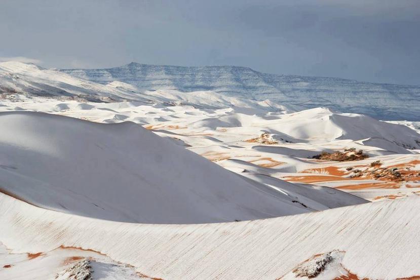El desierto más caluroso del mundo se cubrió de blanco (Twitter @severeweatherEU).
