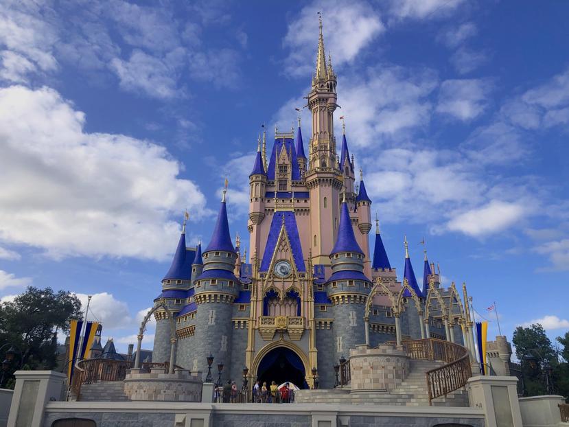 El Castillo de Cenicienta, en Wat Disney World en Orlando, fue pintado recientemente y ahora tiene nuevos colores como el rosado, el azul y el dorado.