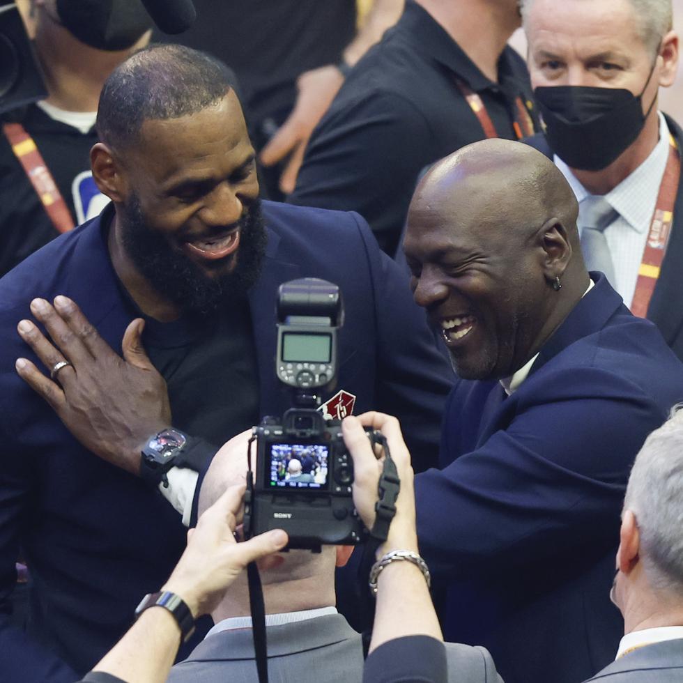 LeBron James, izquierda, de los Lakers de Los Ángeles, y Michael Jordan se saludan durante la introducción de los 75 jugadores más grandes durante el medio tiempo del Juego de Estrellas de la NBA.