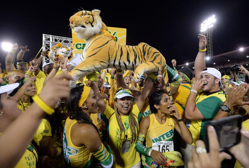 Estudiantes de la Universidad Interamericana celebran luego que la institución ganara en ambas ramas las Justas de Atletismo de la Liga Atlética Interuniversitaria.